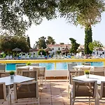 Üdülőközpont Pedras Da Rainha 3*